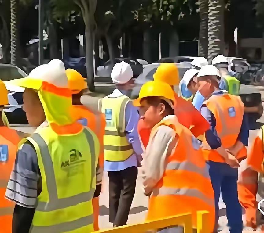 那边战火纷飞，挡不住月入三万。​一批中国工人，正涌向以色列。​钱是唯一的答案。在
