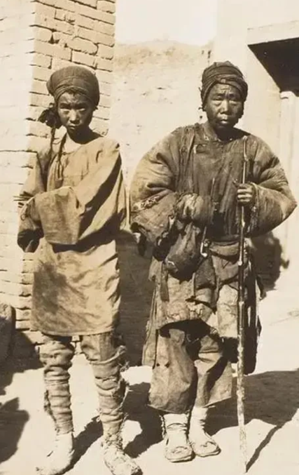 1937年，两个虚弱不堪的红军来到了甘肃镇原县，张口就要见刘伯承，谁知刘伯承刚出