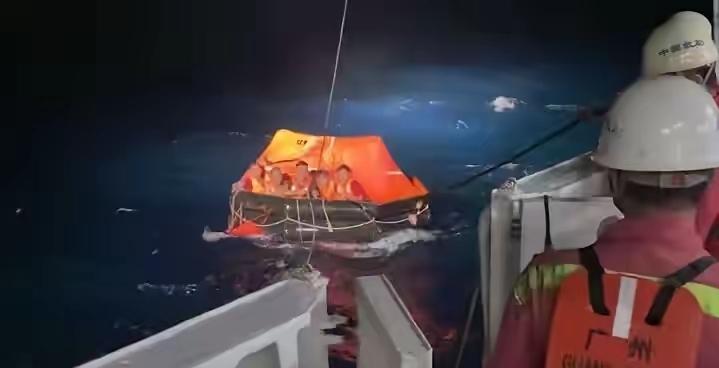 62人出海，36人回来，还有26个没找到。24号晚上11点船沉了，25号傍晚才
