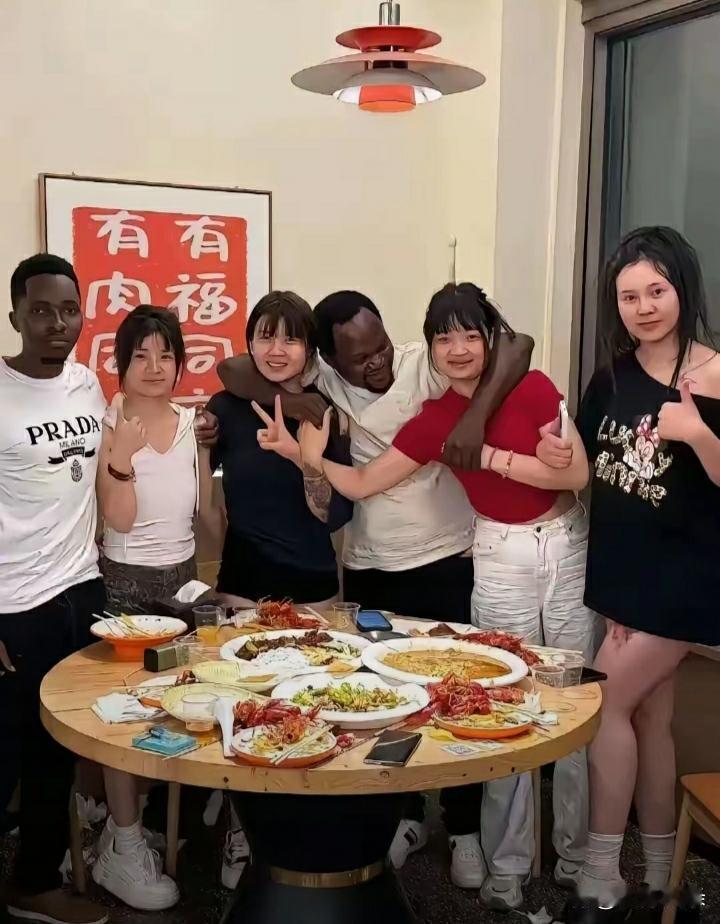 这位黑人小哥哥此时的心情老美丽了[大笑]