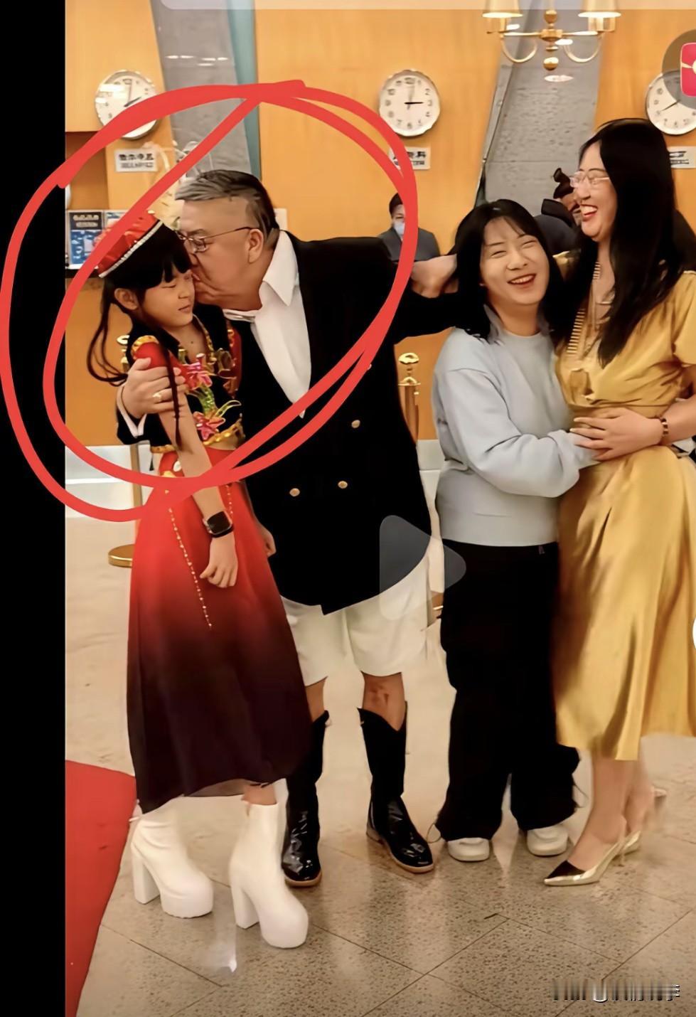 被继父搂抱的女童母亲啊心可真大！不管怎么说，女孩也是她亲生的，年仅10岁的女