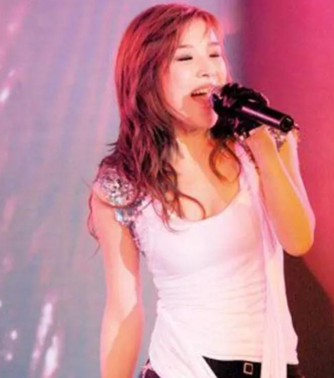 1994年，和毛阿敏齐名的谢津，因为一巴掌，打断了自己的演艺生涯，也间接葬送了自
