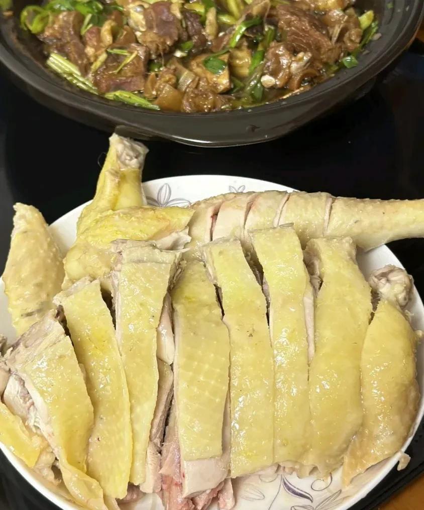 前段时间去上海，有幸吃到了白切鸡，真的是特别好吃啊，于是我买了一只鸡，在