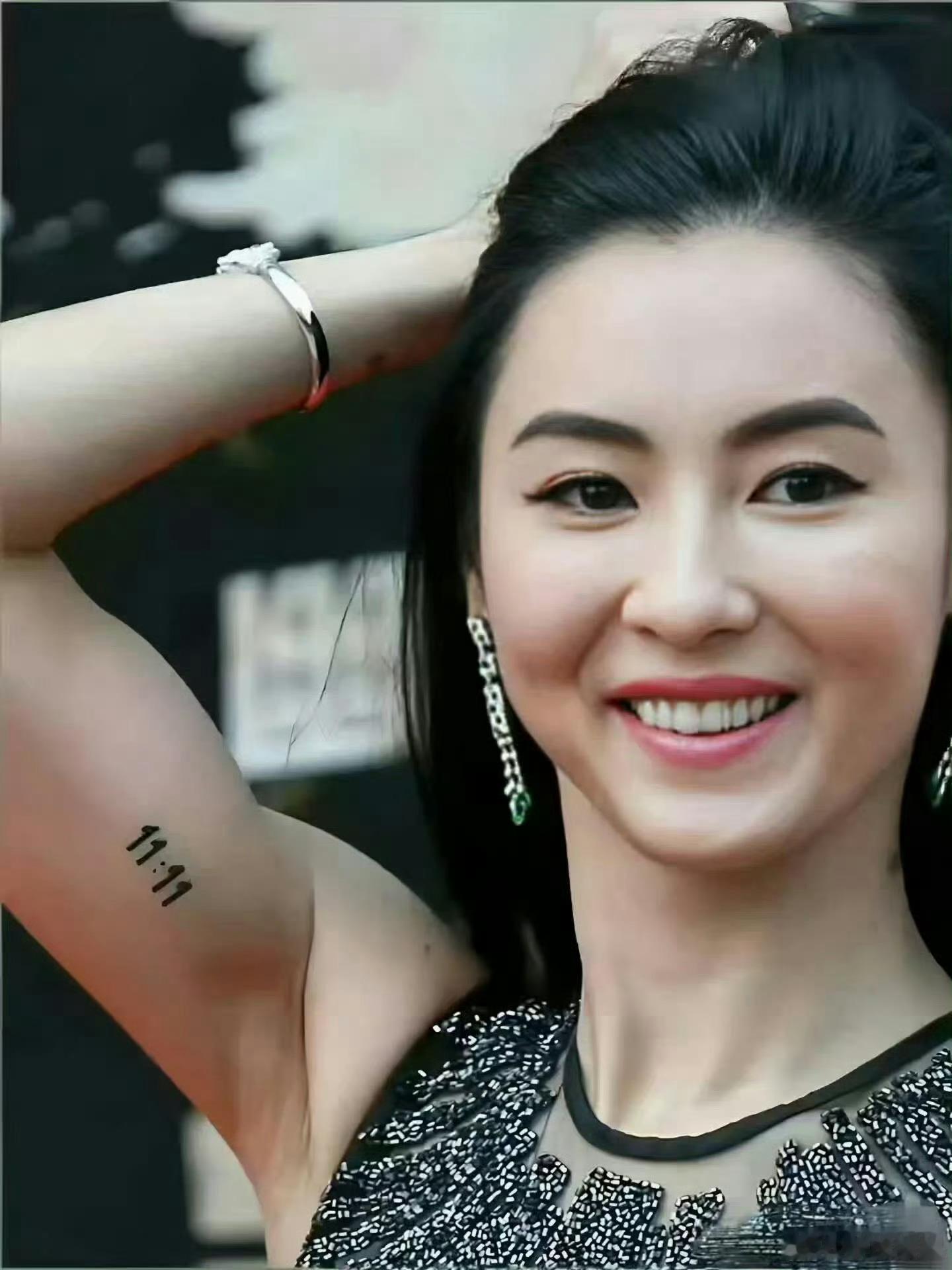 很好奇张柏芝的纹身是什么意思，有人懂吗？