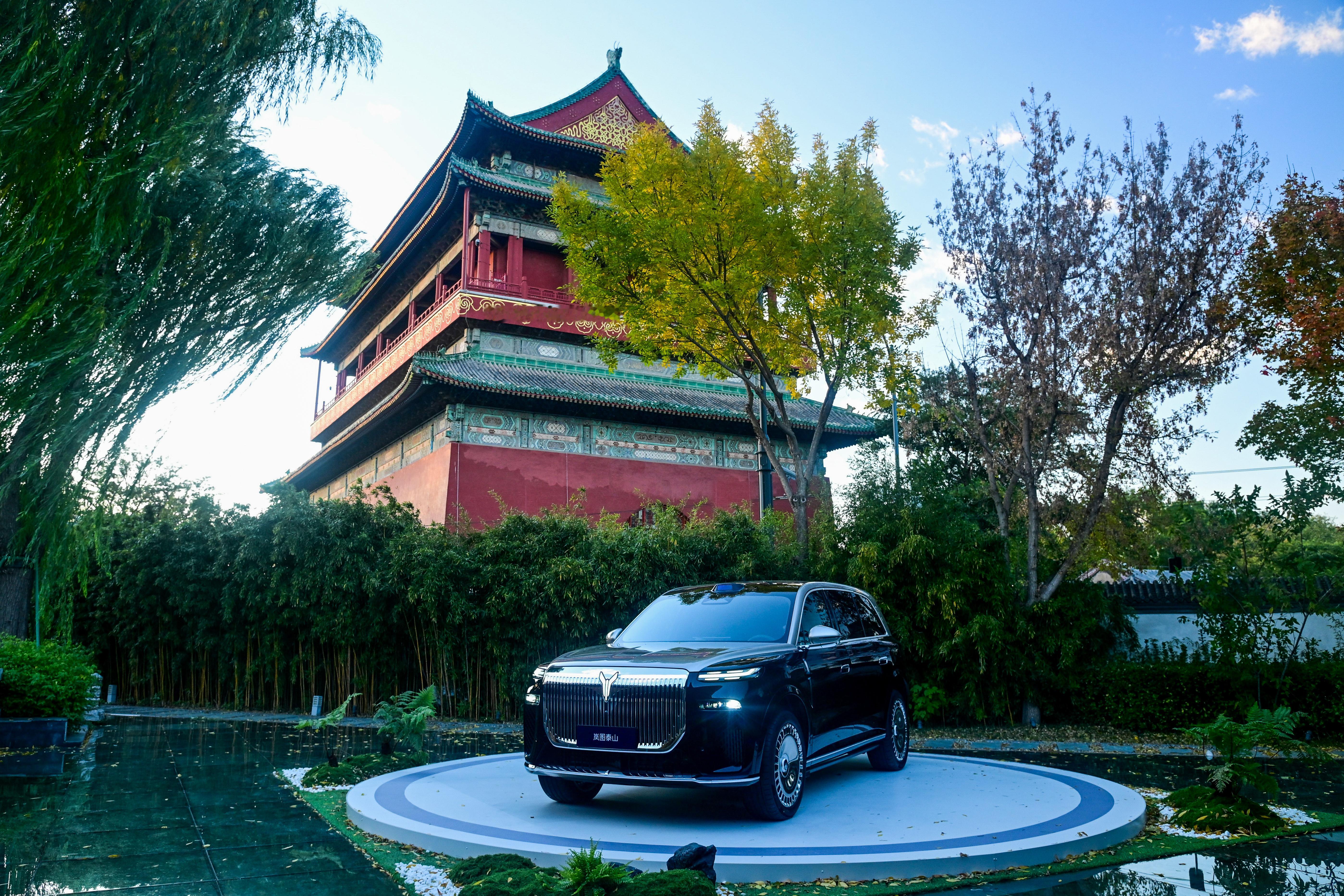 岚图泰山来了！蹭了个妆造，想的是鼓楼王嘉尔，谁更有型？[doge][doge]最