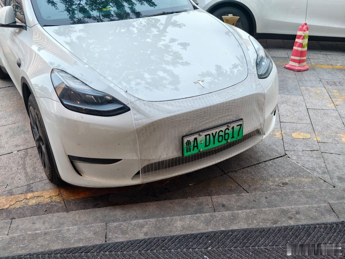 第一次看到给车带这么大个口罩的…直到走两步看到了图2[捂脸哭][捂脸哭][捂脸哭]