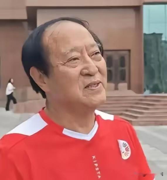 牛群晚年住的不是别墅，是儿子牛童在北京郊区给他换的一套带阳台的一楼老房子。看
