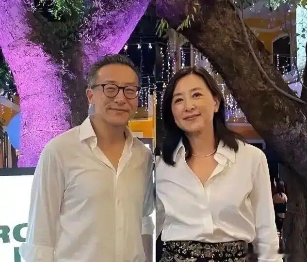 蔡崇信和吴明华这段关系最动人的部分，不是在婚姻里死磕了三十年，而是离了婚还能继续