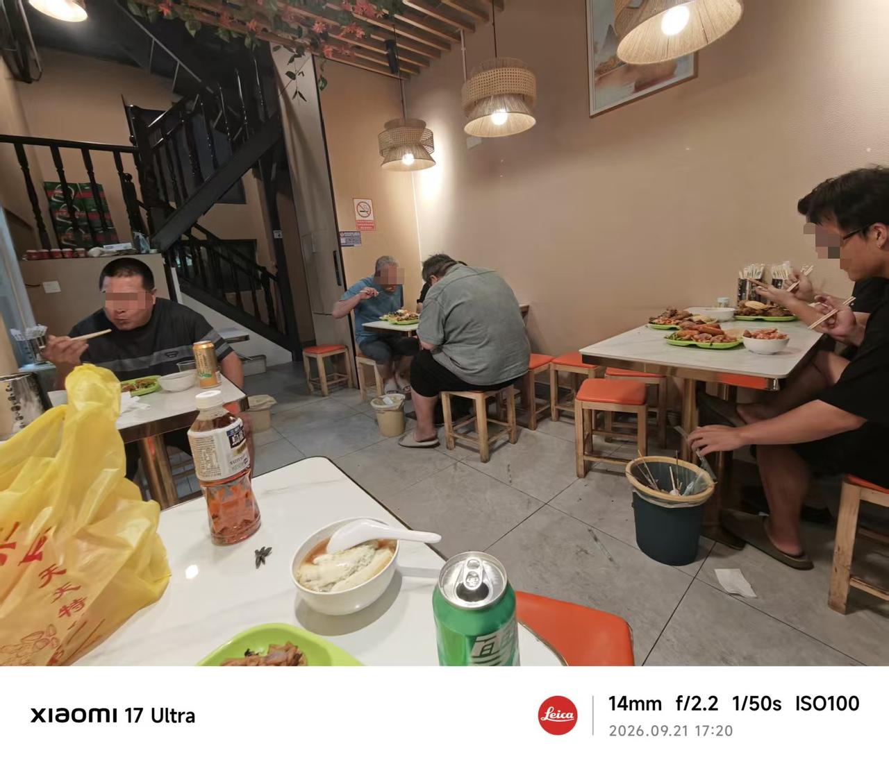 昨天去吃了一家18块钱的平价自助，就是家常小菜管饱的那种。店里放眼望去几乎