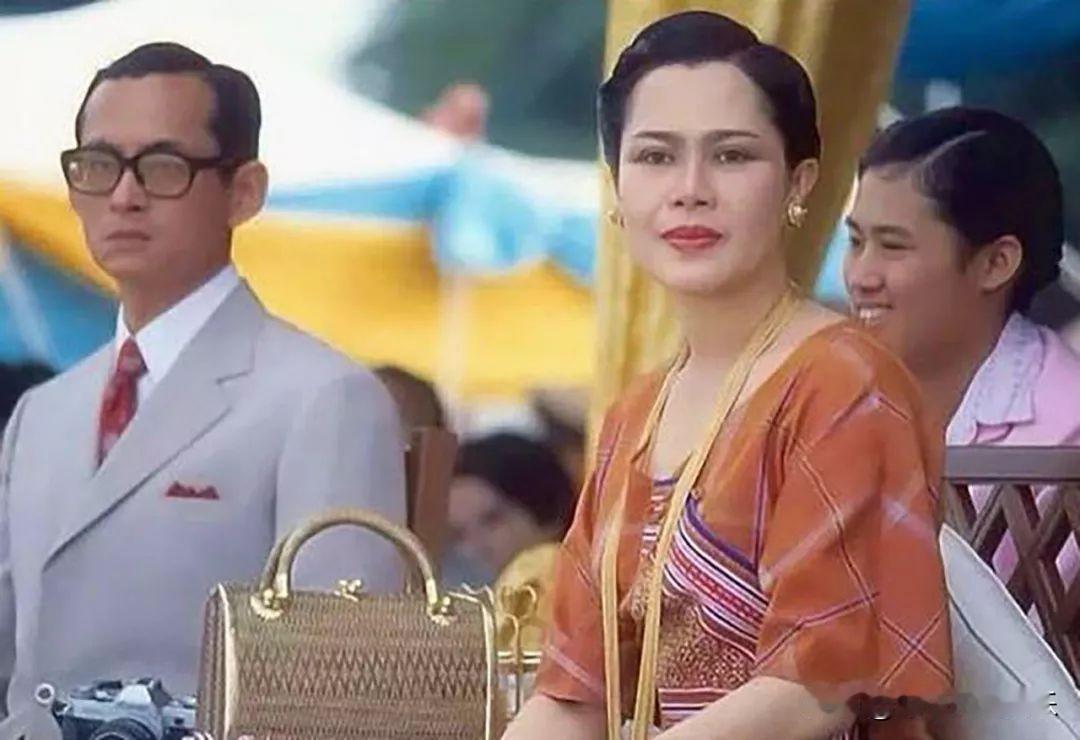 诗丽吉王后和老国王都很显年轻，但诗琳通和泰王都显老，他们四人在一起，看起来就像同