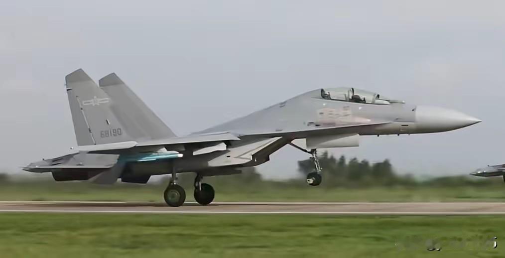 真有眼尖的网友，这架歼-16使用的编号是68190，而之前使用这个编号的是一架歼