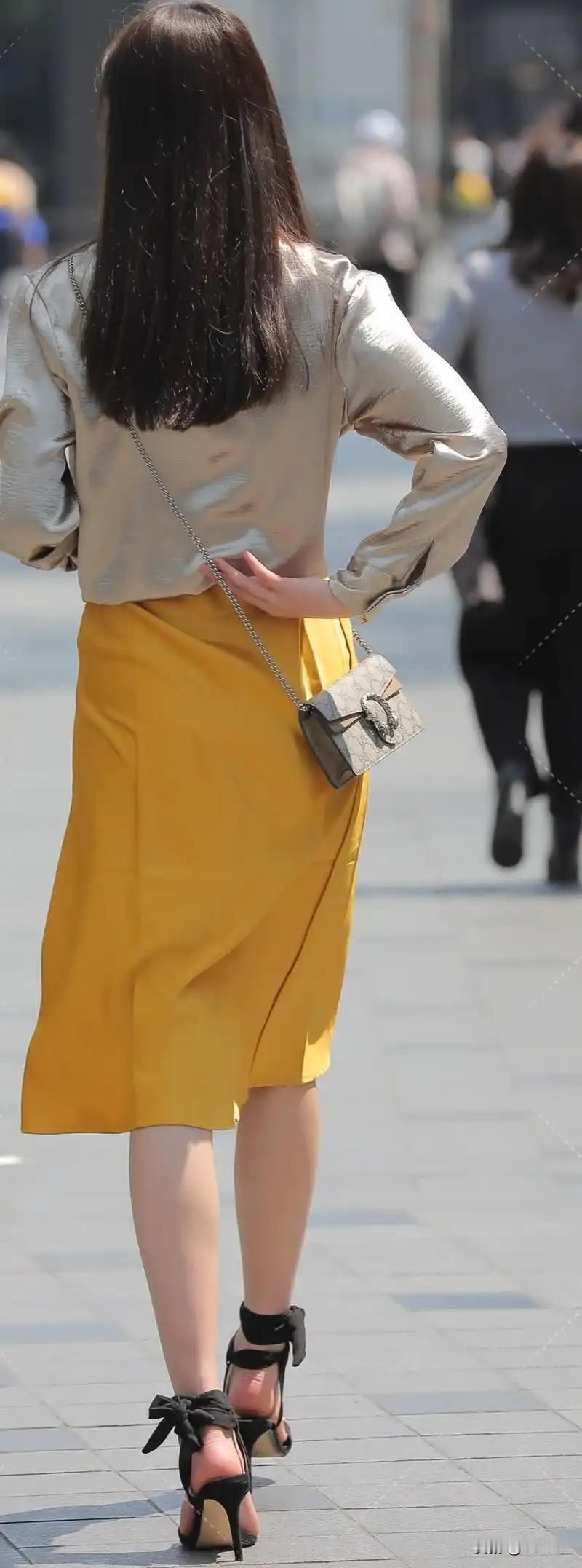 元气少女穿搭指南：黄色连衣裙+银色衬衫，清新又时尚！🌞👗👠