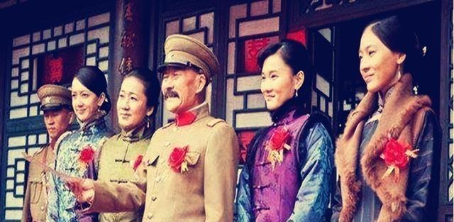 一日，张宗昌设宴招待张作霖。酒过三巡后，张作霖有点兴奋，他不停地上下打量张宗昌的