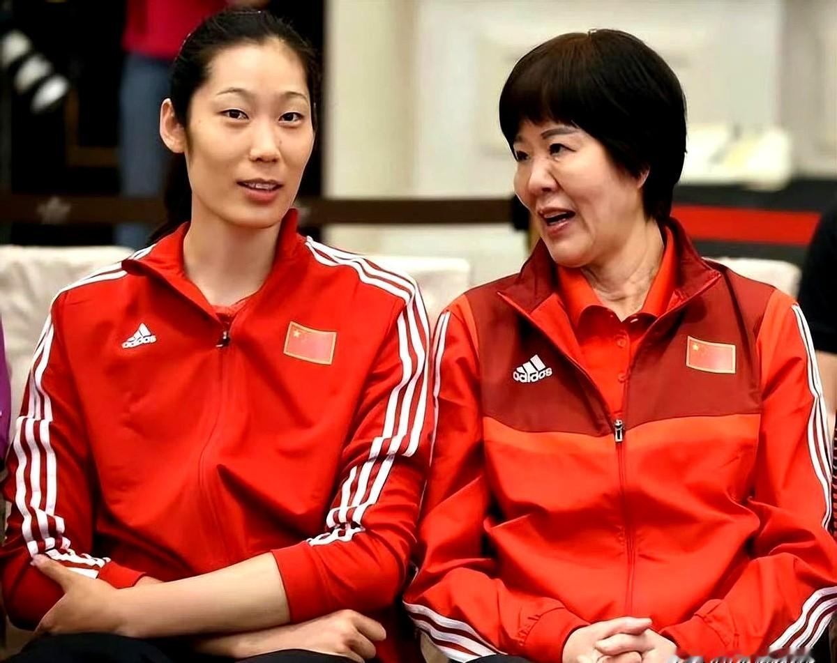 “她像我年轻时一样软，我要帮她变硬。”2013年，郎平二度出山，接手的是一支