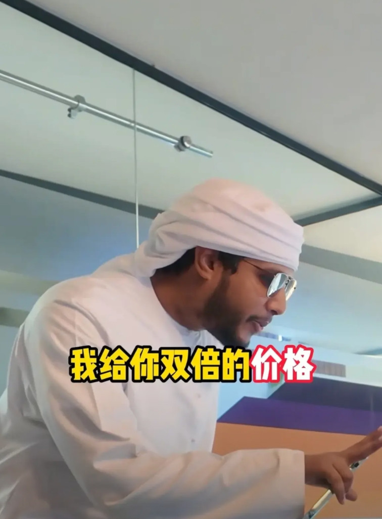 中东土豪们掏钱的手速比沙漠热风还快。迪拜商场近日上演疯狂一幕：身着白袍的中东