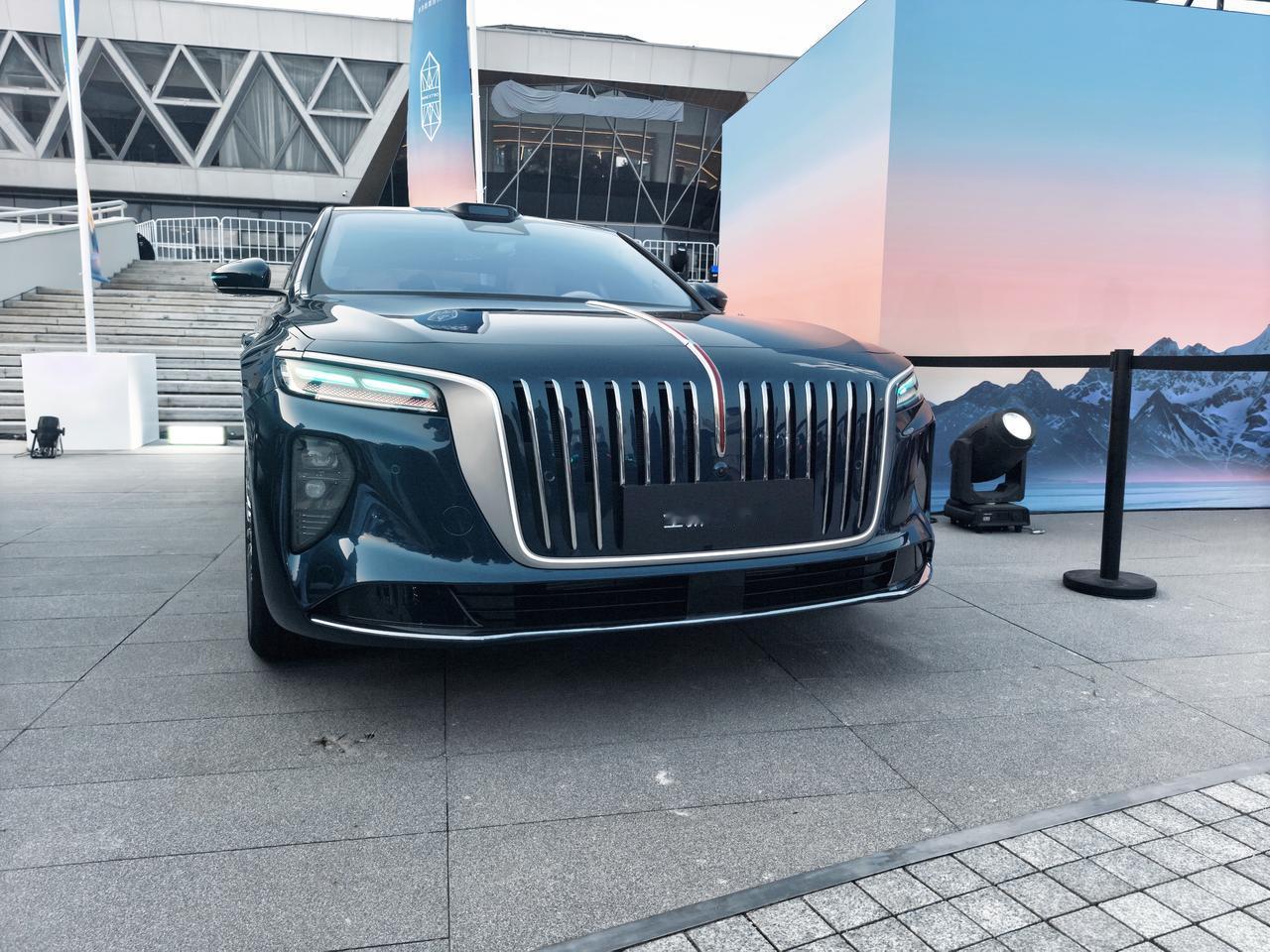 原来，一汽红旗和华为合作的首款车型长这样。汽车博主“电车小飞”拍到了前去参加华