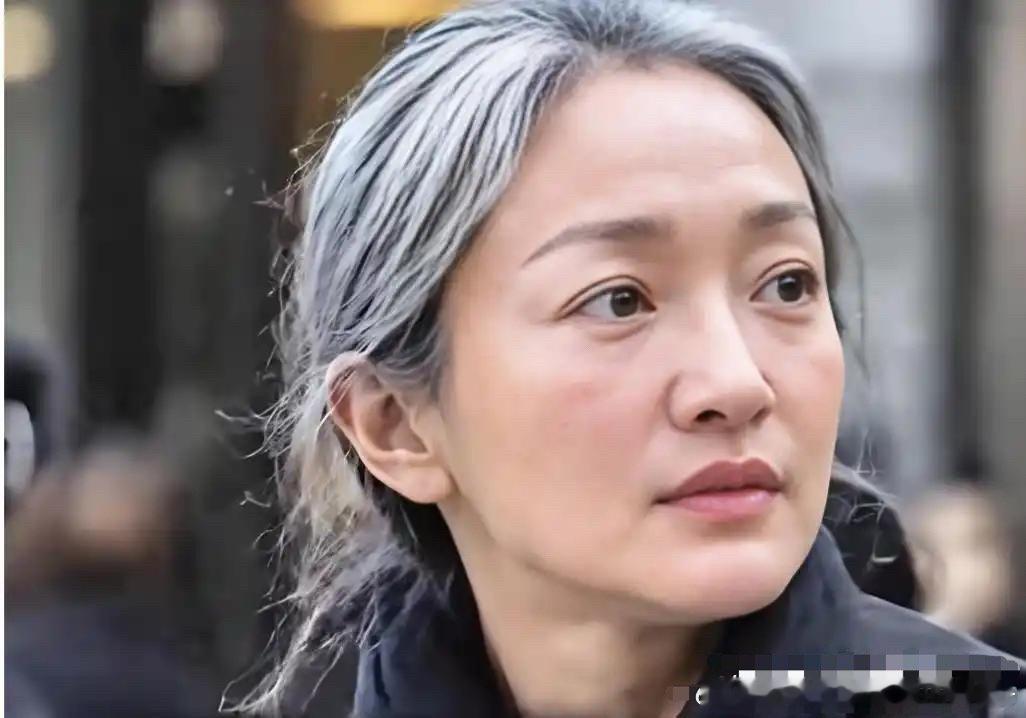 周迅留原生白发出席香奈儿香港活动，旁边刘嘉玲金高银造型精致妥帖，周迅偏以白发赴秀，用一头白发撕开内娱