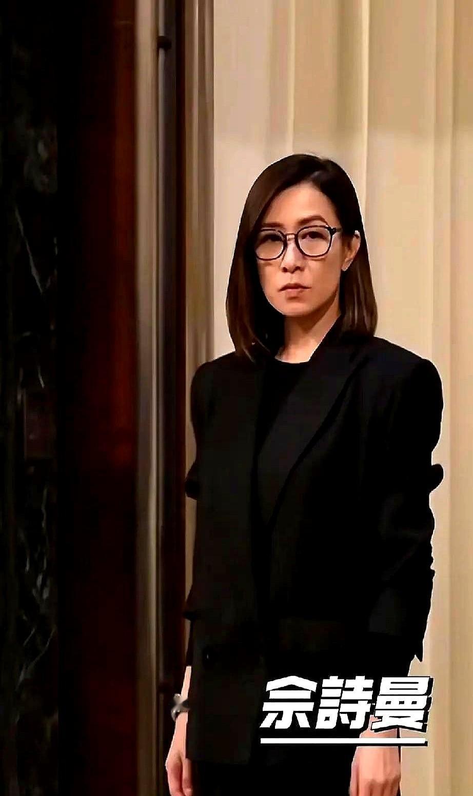 50岁素颜=罪人？佘诗曼丧礼没涂口红，被骂上热搜。镜头怼脸眼纹法令纹都在，有人喊