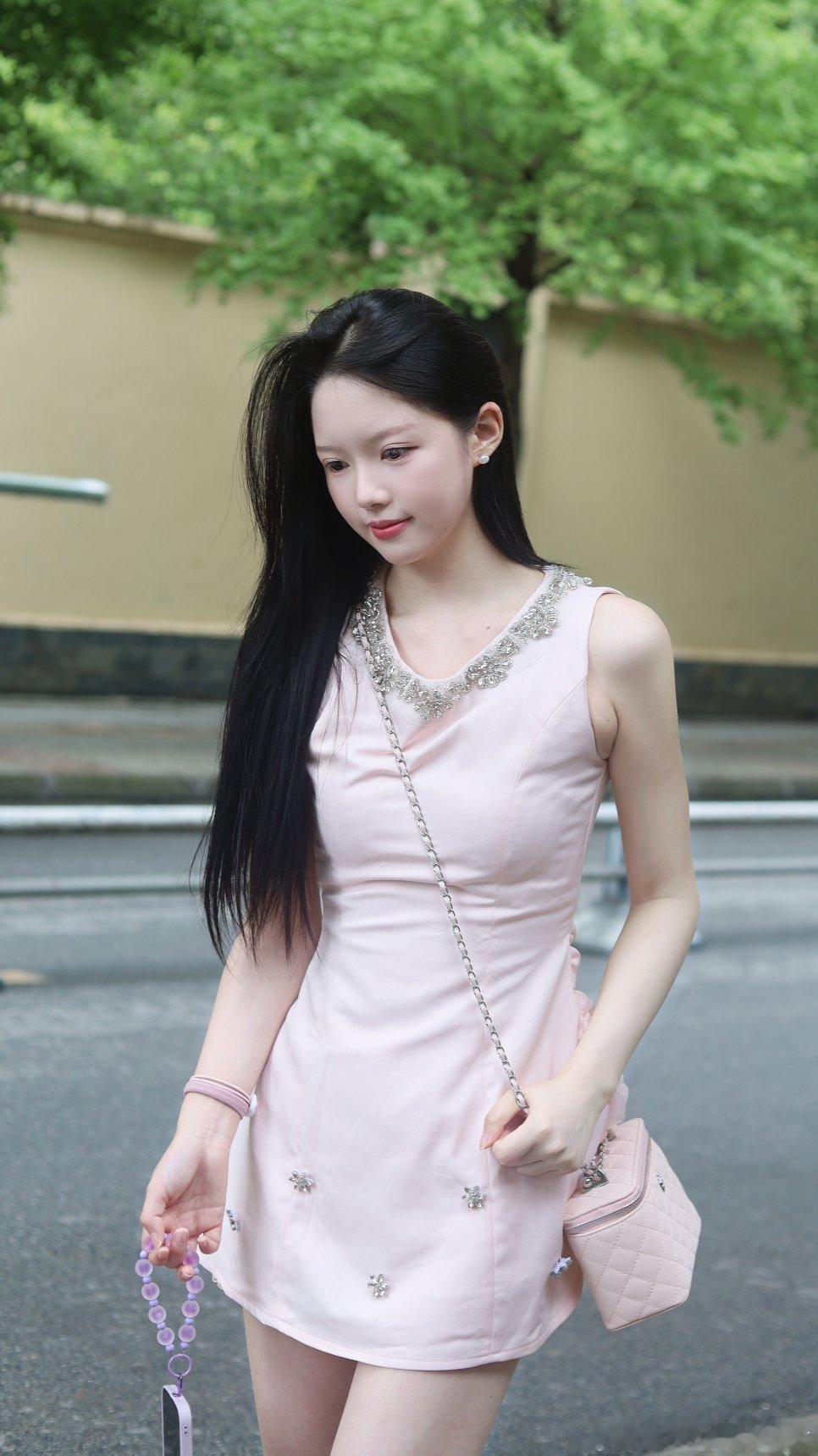 今天被抓拍了哈哈哈哈~(˶╹ꇴ╹˶)~假的我闺蜜相册里的我就是好看啊感觉我宝拍的
