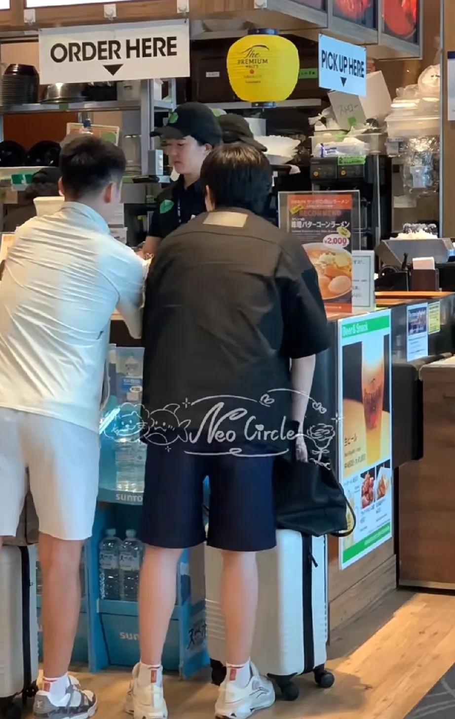 王楚钦这个小糊涂蛋，在东京羽田机场拉面店点餐的时候，不小心掉了钱在地上！还是餐
