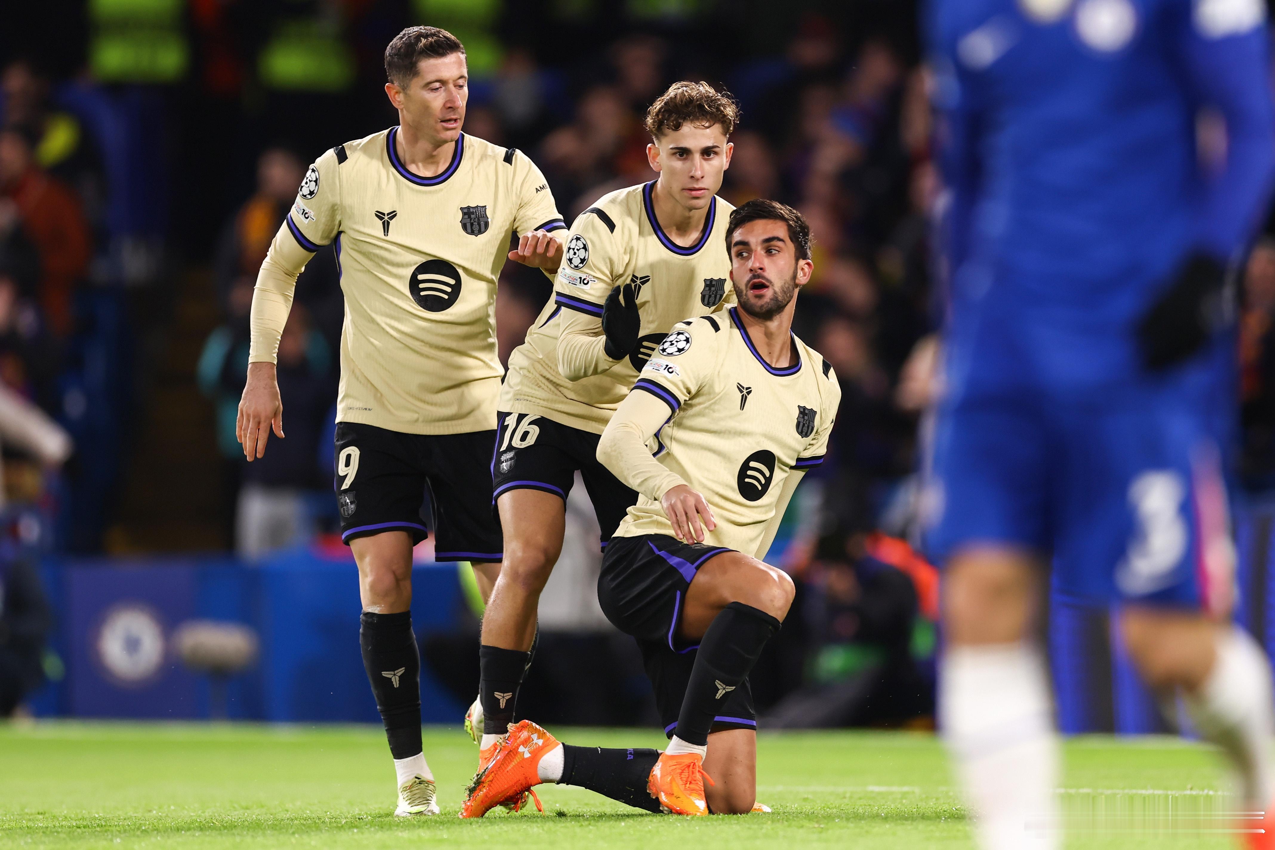 世界体育报消息，巴萨的体育部门已经开始着手规划下赛季的阵容，在关键的9号位上，他