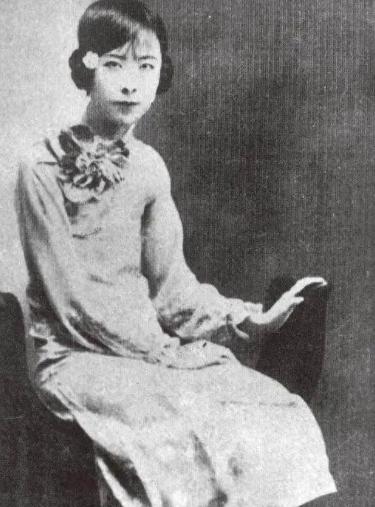 1940年，于凤至胸前严重溃烂，抛下丈夫张学良赴美治病。她憔悴走下飞机，正茫茫然