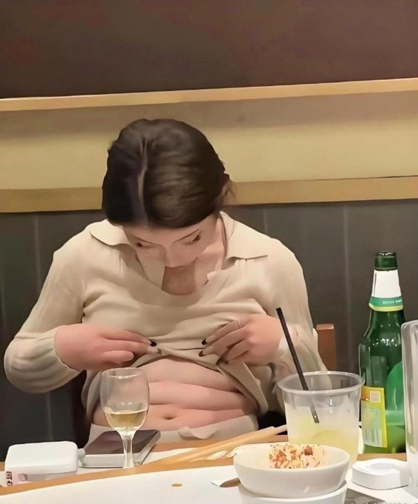 家人们笑不活了！这就是传说中的三折叠吗？前一秒精致得像女神，下一秒撩开衣服全是