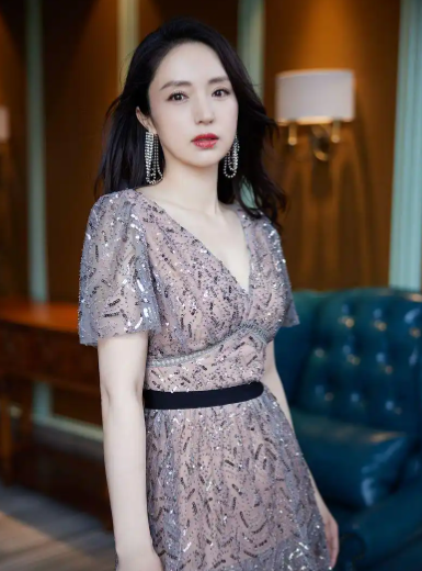 不查不知道，董璇的婚姻里藏着这么多妥协。二十出头时她考遍顶尖院校，毕业即演女