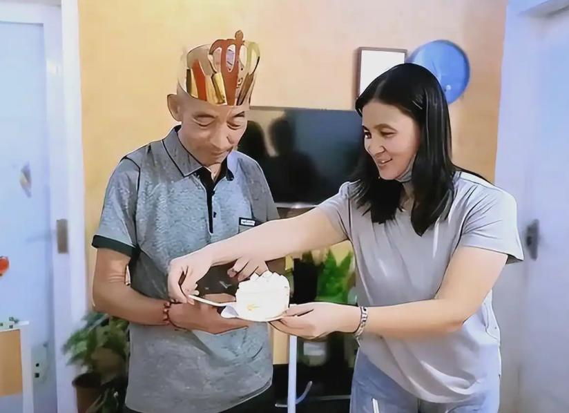 1992年，武汉街头的煎饼摊主捡到2个女婴,他终生未娶，二十年后，女儿们成了博士