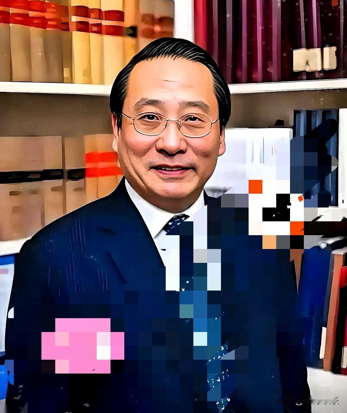 刷到BBC那个直播片段，我直接看愣了——面对镜头里的逃犯，高志凯就那么平静地