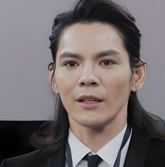 记者问向佐你家这么有钱你为什么还要做直播上综艺你很缺钱吗？”向佐直截了当地说