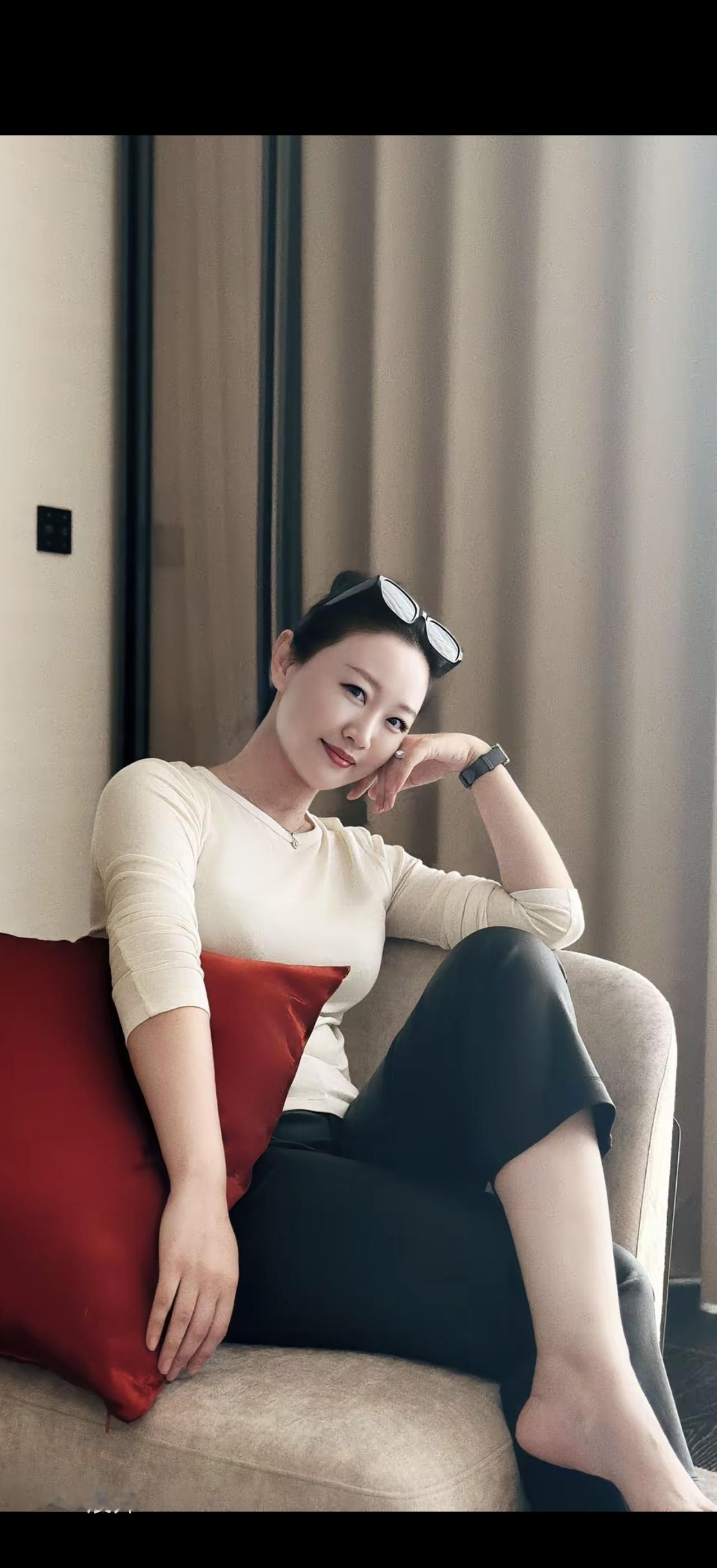 悠闲午后，享受阳光与咖啡的惬意时光。🌞☕️