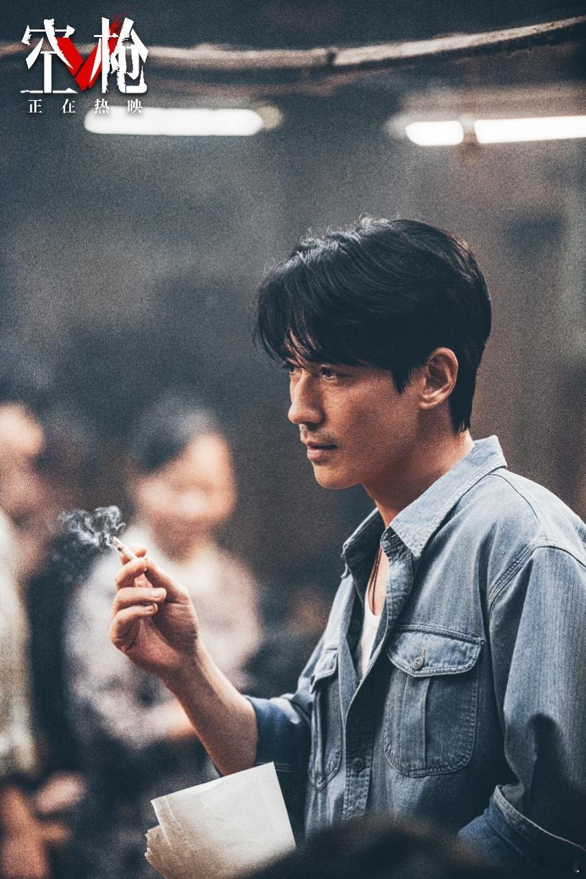 在朱一龙身上看到港风黄金时代朱一龙空枪帅得太超过了此组剧照的含金量请所有人严肃