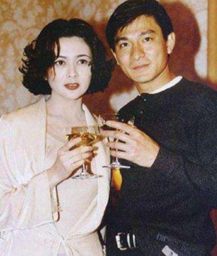 同样是拿酒杯，年轻时的关之琳真是美丽花一朵，上了年纪的她太路人了。