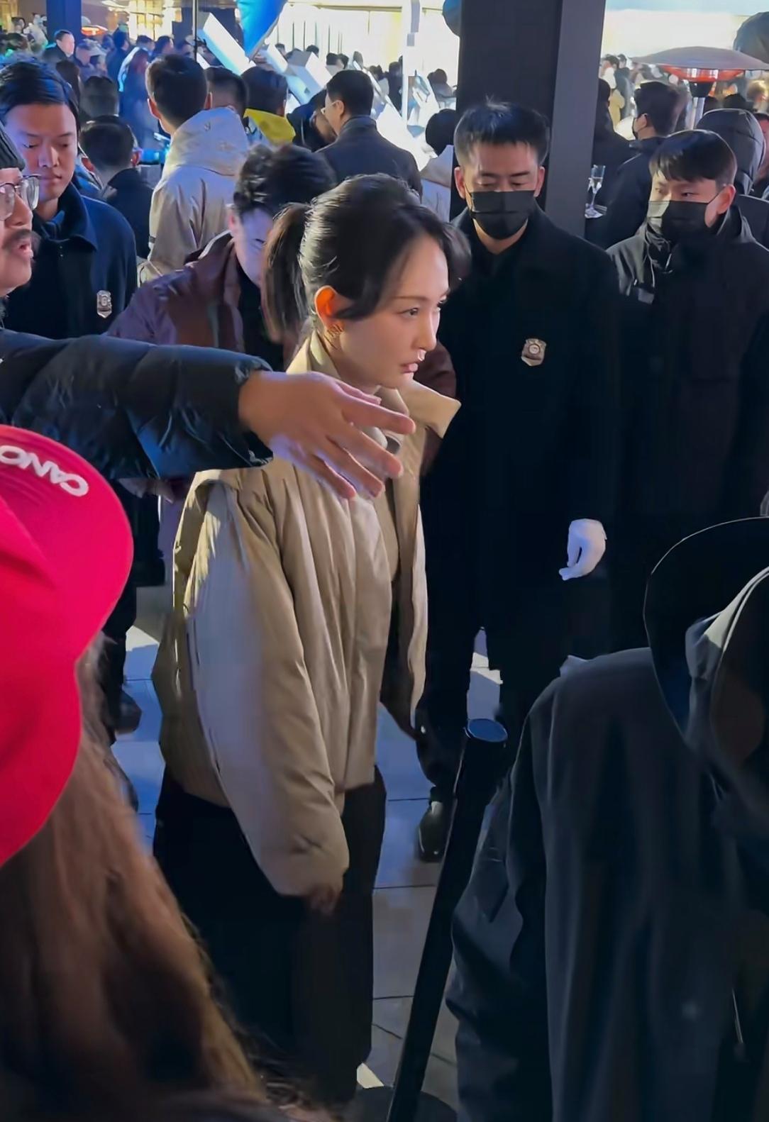 王皓一家人在北京逛街被偶遇，王皓帅气，老婆美，俩儿子好萌啊，我发现乒乓天团里这几