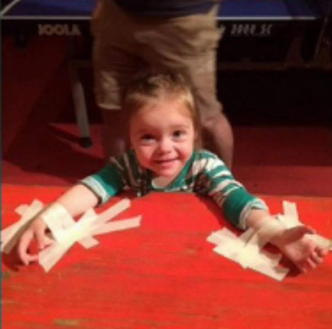 看到这张图我瞬间破防泪目！被绑住的小天使还笑着以为在玩游戏，那纯净的眼神里，