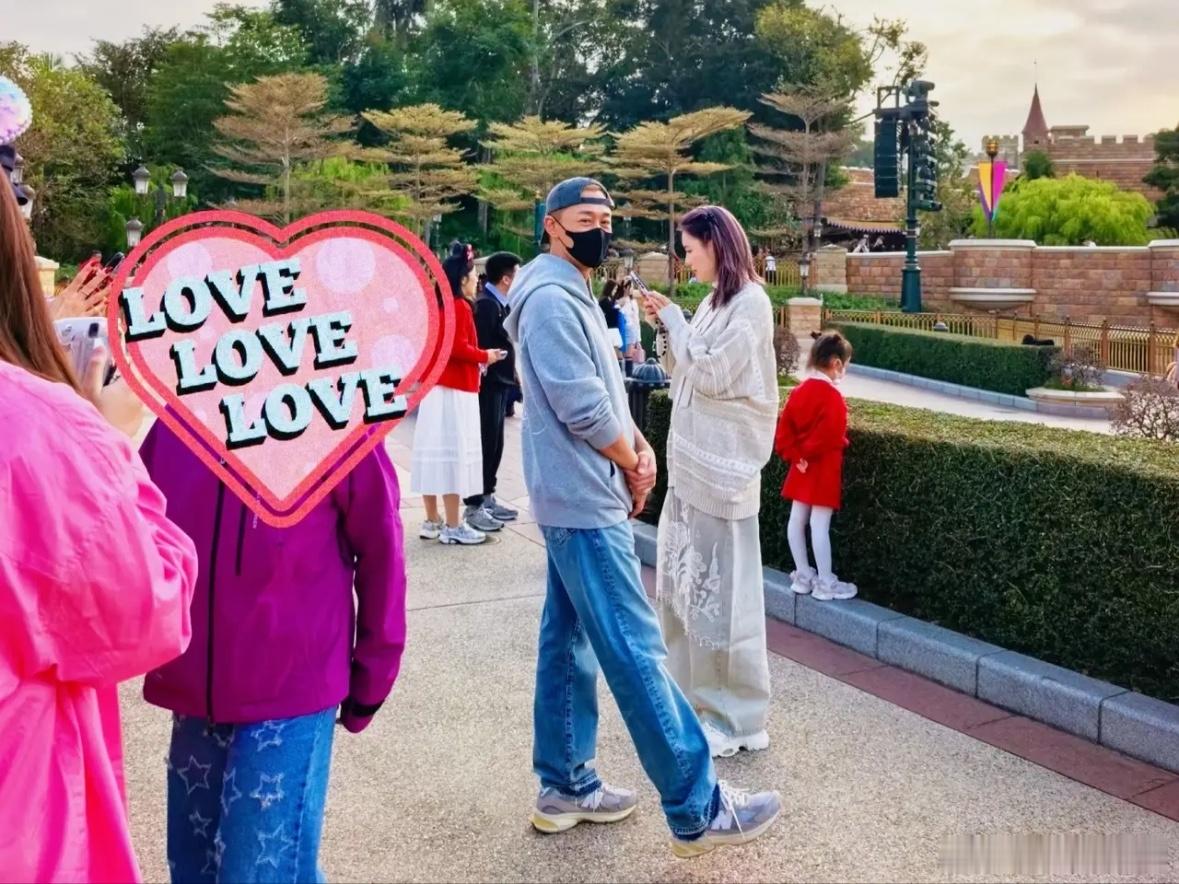 林峰带张馨月现身香港迪士尼，陈浩民一家也在，两家真的是带娃好搭子！林峰的宝宝还挺