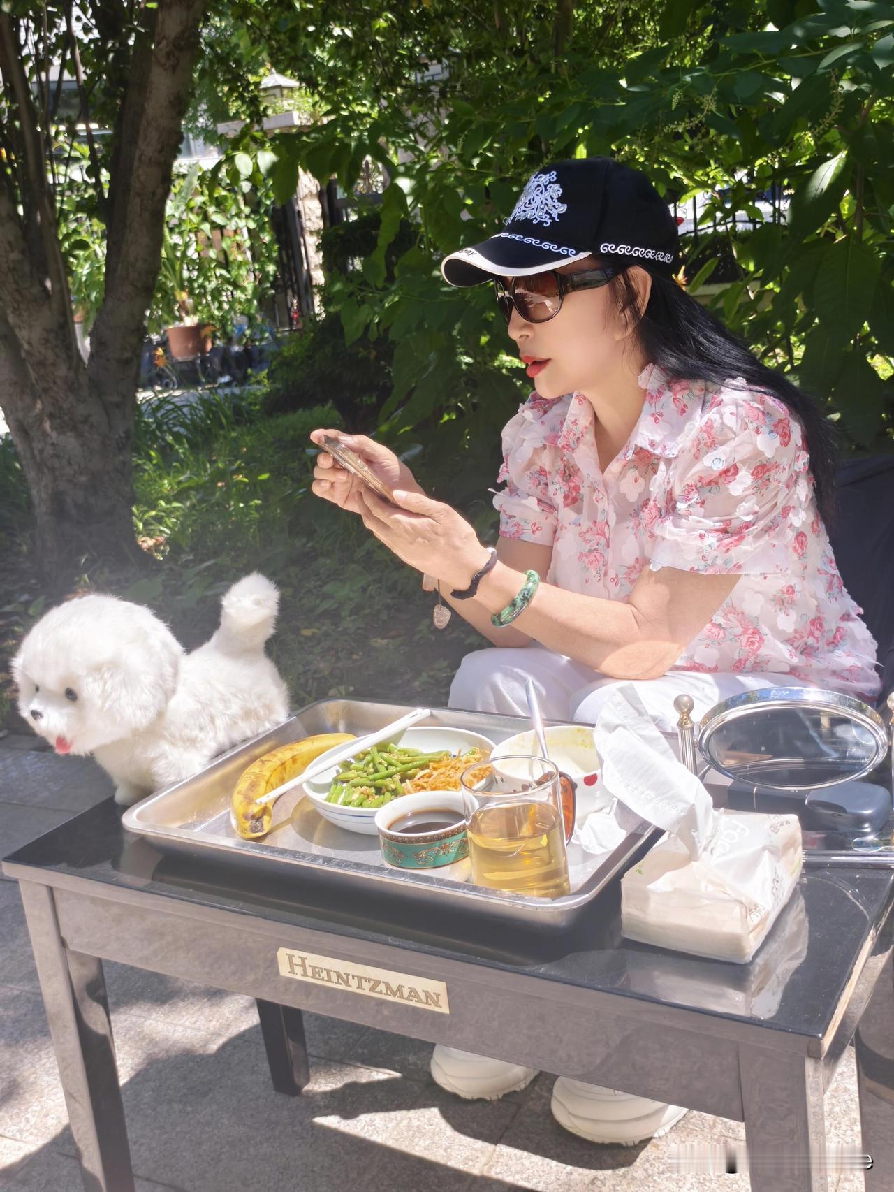6月21日，75岁刘晓庆更新生活动态，并配文“心宽无处不桃源”。她身穿粉色花衬衫