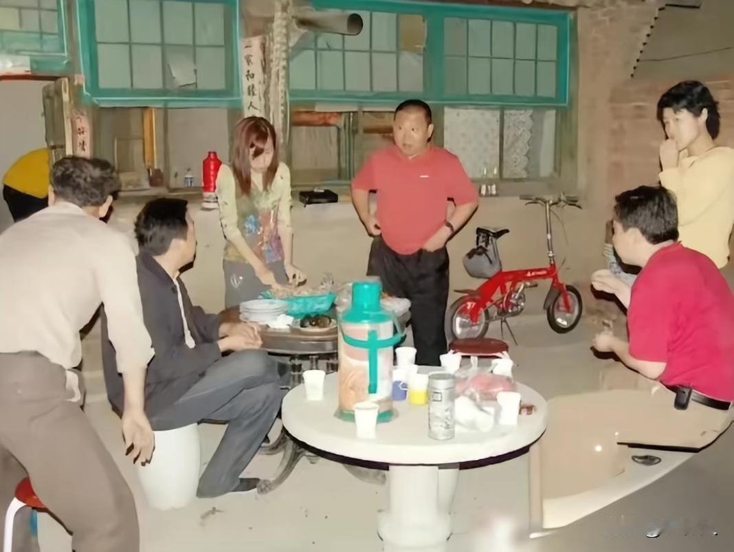 2005年，德云社早期创业时期的场景。在农家小院里聚餐，条件非常的朴素。于谦腰间