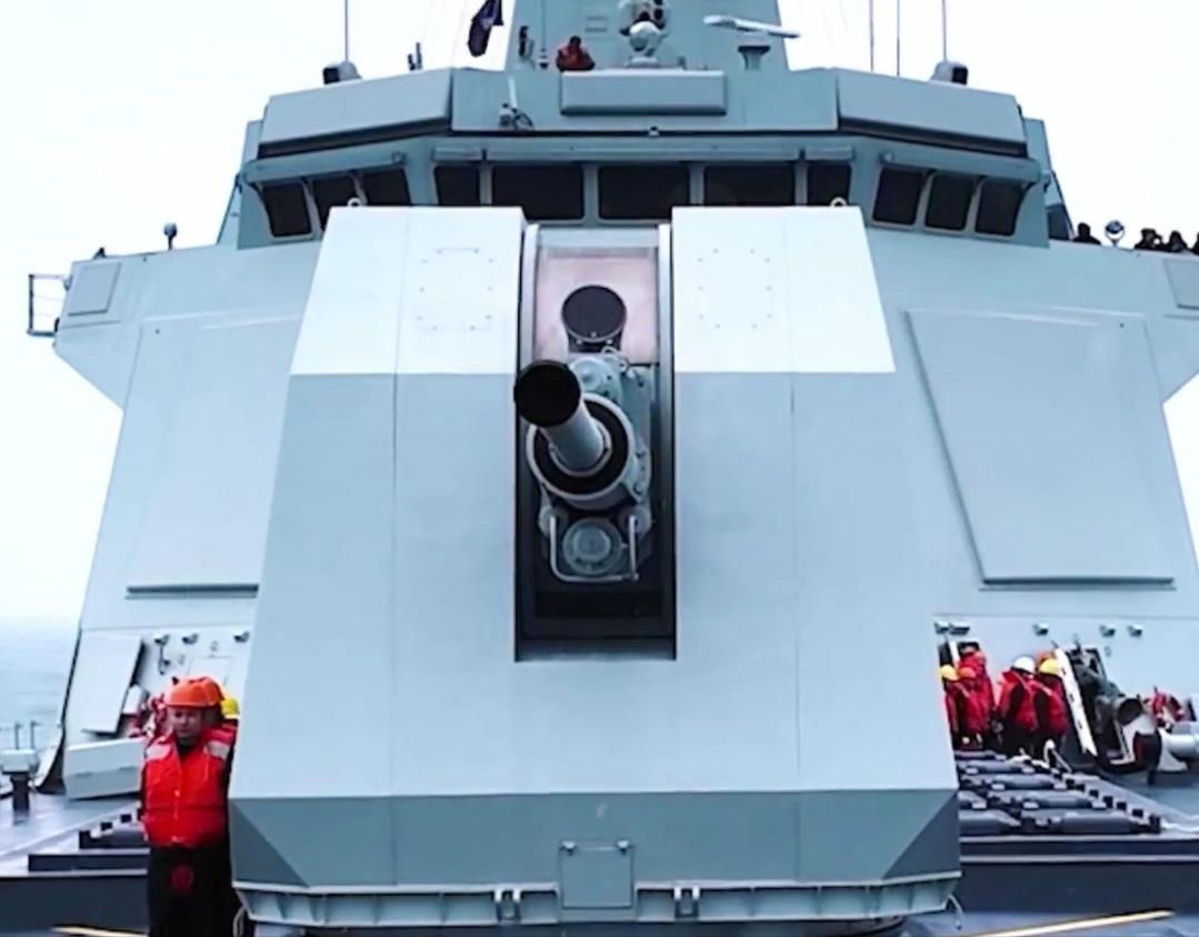 舷窗面积增大数量减少，取消了主炮的攀爬梯，看第一、第二批次055舰桥正面对比。