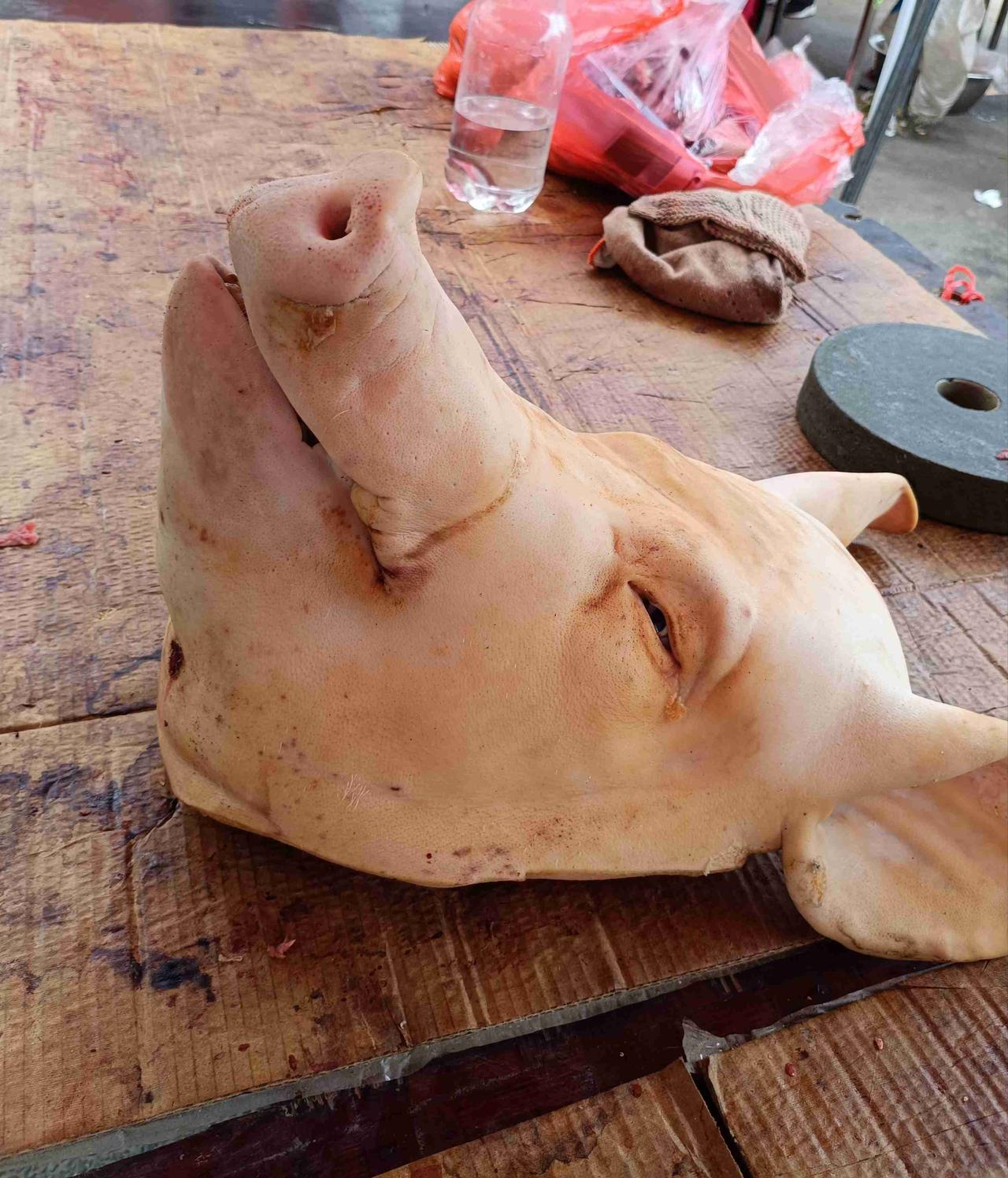 在李村大集上看到了久违的大猪头。说到猪头肉那可是青岛百姓餐桌上的家常