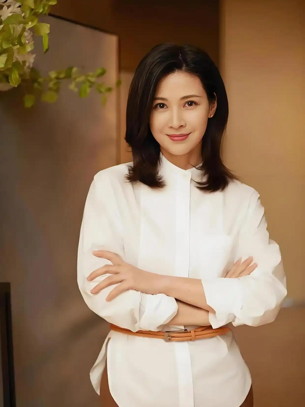 2011年，饰演李云龙老婆的童蕾，因800万别墅，抛弃相恋5年的男友周一围，投入