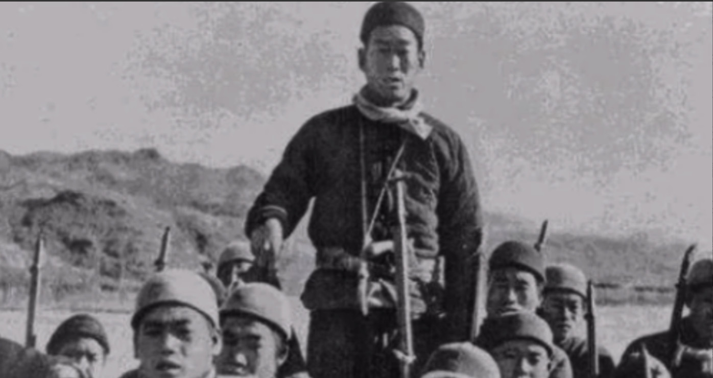 1939年，晋察冀根据地，两名日本兵举着白旗，扛着崭新的歪把子机枪，抬着两箱未拆