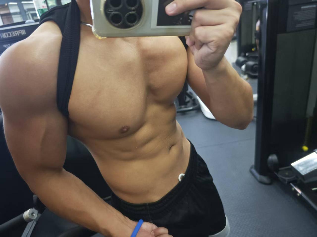 年轻男孩儿如何拥有完美肌肉身材?