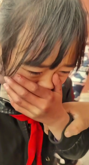 那个感动了无数人的女孩走了这是一段让无数人潸然泪下的视频。当时这个13岁的女孩
