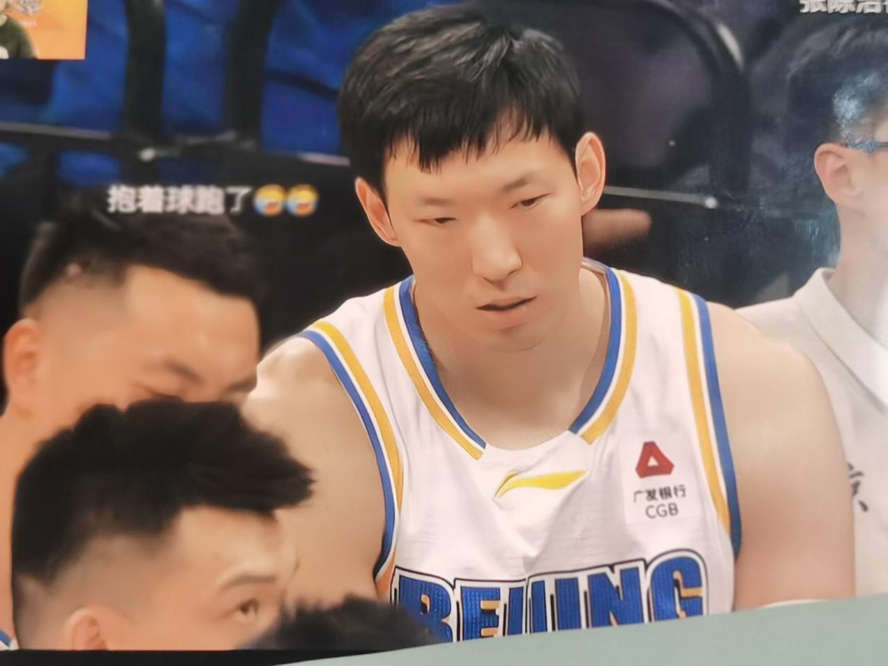 昨晚，许利民指导看到麦基和周琦上半场的糟糕表现，预感到会输球。中场休息时，许指