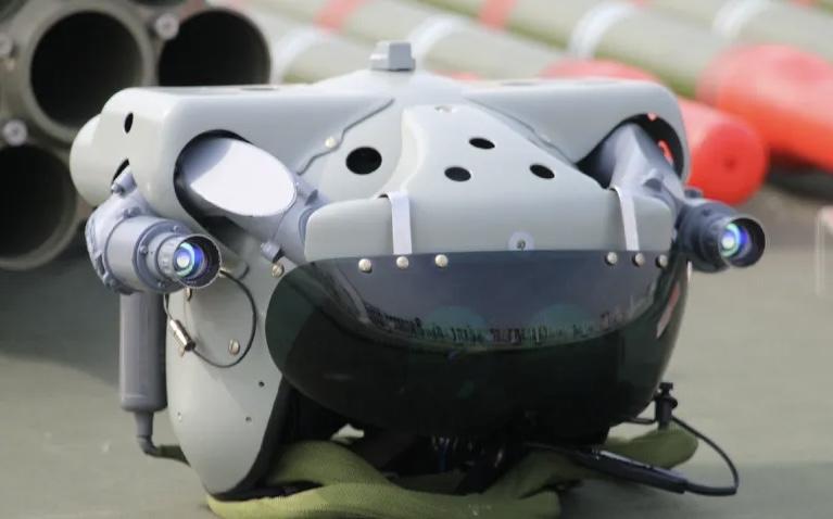 说实话，Z-​​10ME头盔的造型真是一言难尽，类似AH-64阿帕奇武装直升机I