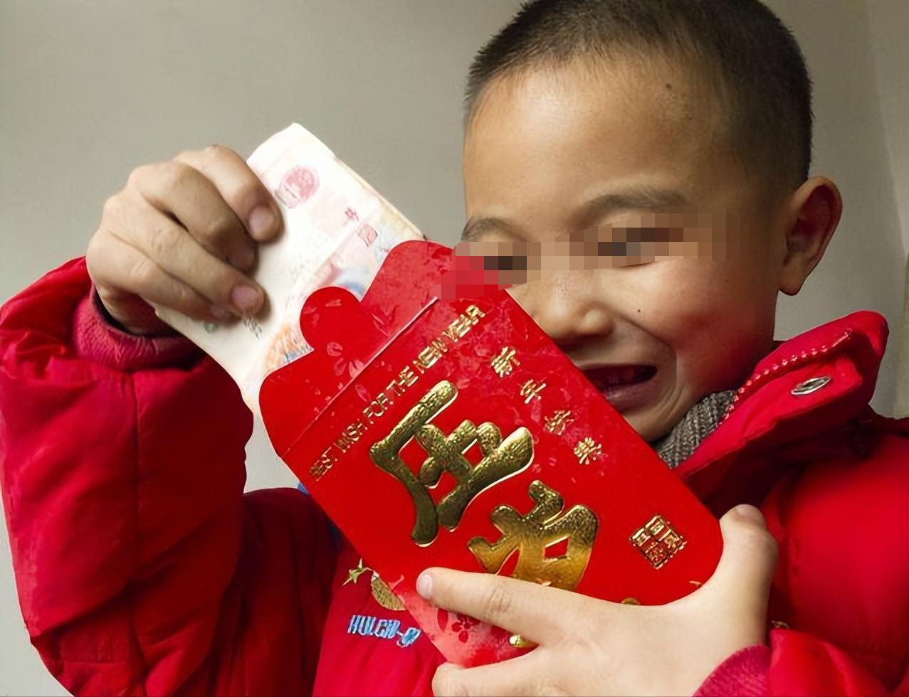 “都是压岁钱惹得祸！”一女子带着4个孙子，去给哥哥拜年挣压岁钱，哥哥给她孙子每人