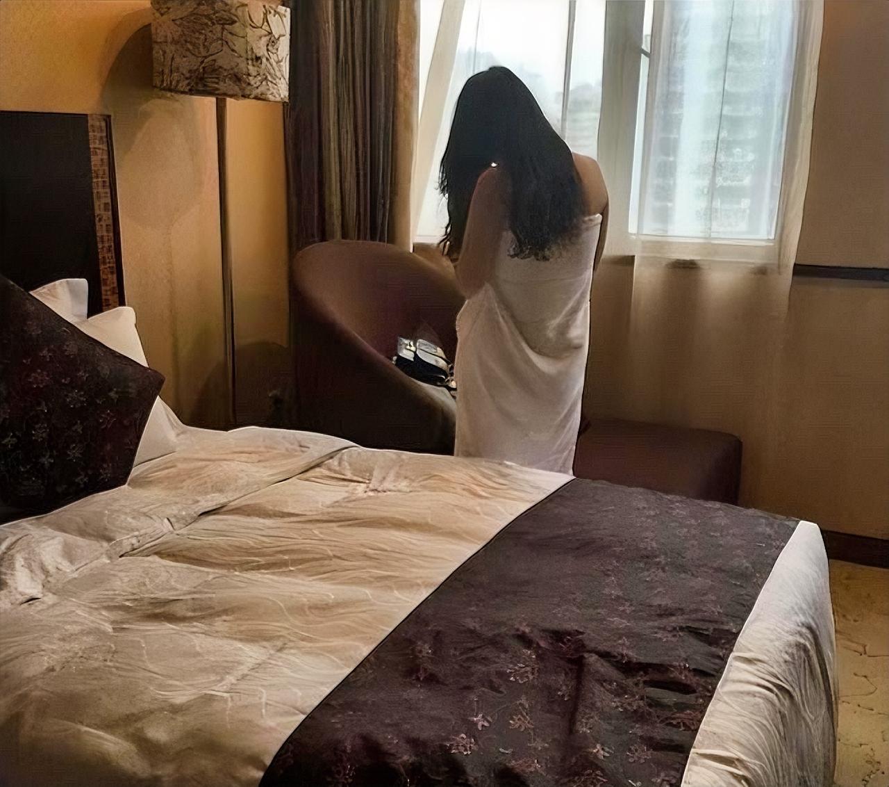 女人是怎么样一步一步走上出车九这条路的？她是怎么对一个她从最开始看不上的男人，到
