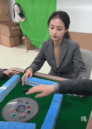 胶带能粘在另一面吗？那样还像点![呲牙笑]